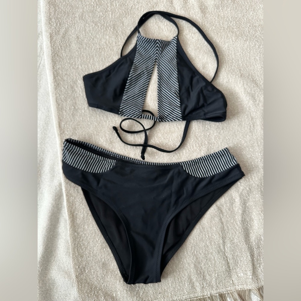 #4) 🏝️ Cupshe open back Bikini set size Small.